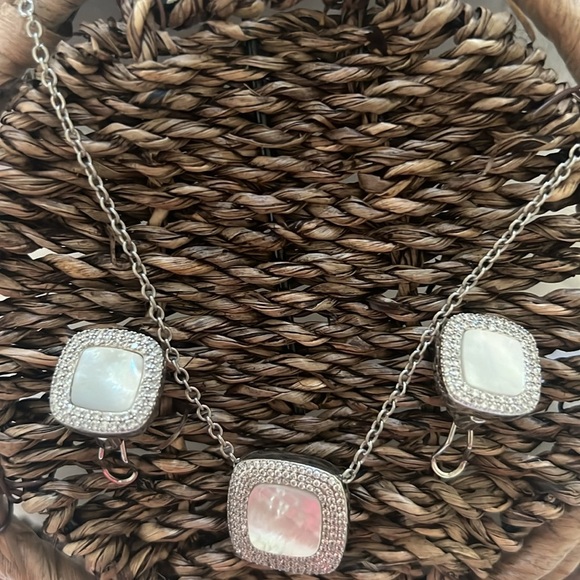 Elegant Silver Necklace Set with Mother of Pearl - Picture 3 of 5